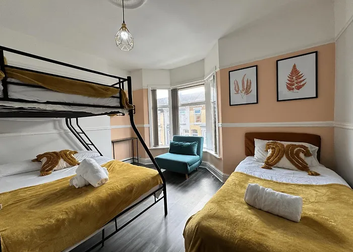 4 Bedroom Anfield House, 7 Beds, Free Parking, Garden - 5 Mins To Lfc, 15 Mins To City Centre