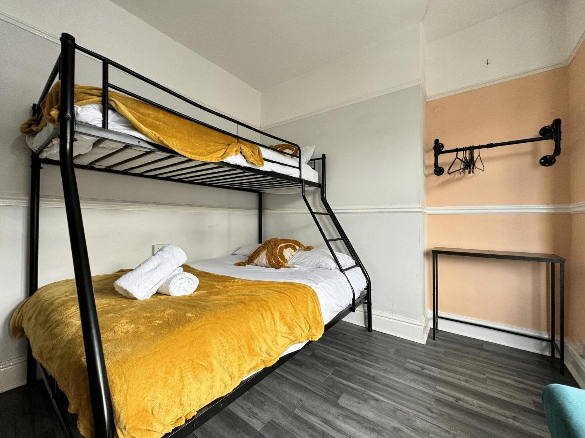 4 Bedroom Anfield House, 7 Beds, Free Parking, Garden - 5 Mins To Lfc, 15 Mins To Centre Holiday home